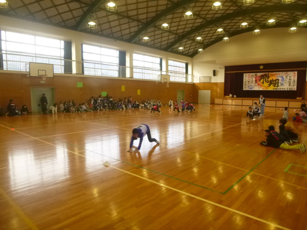 ぞうきんがけレース、白組ややリード!