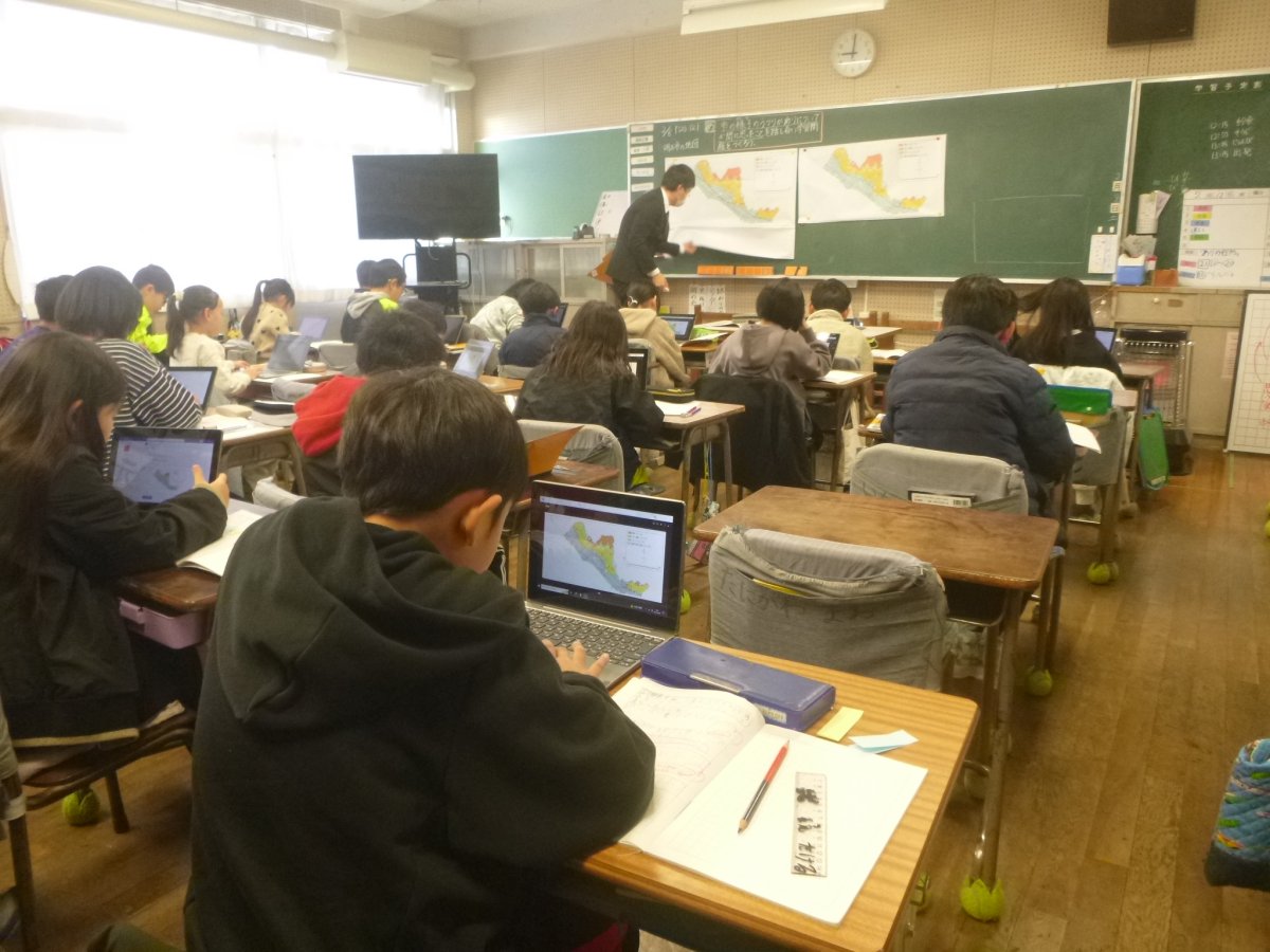 タブレットに自分の気づきを書き込んでいます