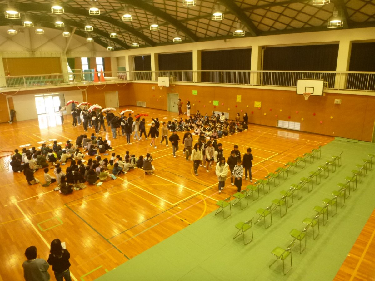 拍手のなか、6年生の入場です