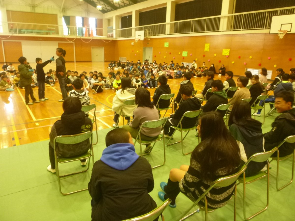 クイズに答える6年生