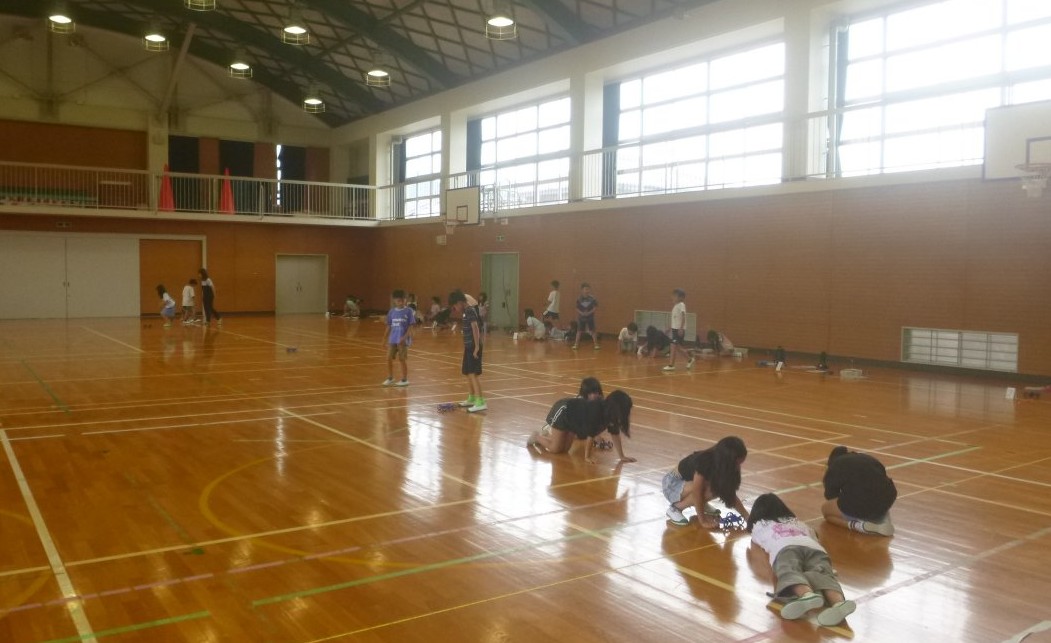 体育館全体に広がって実験中