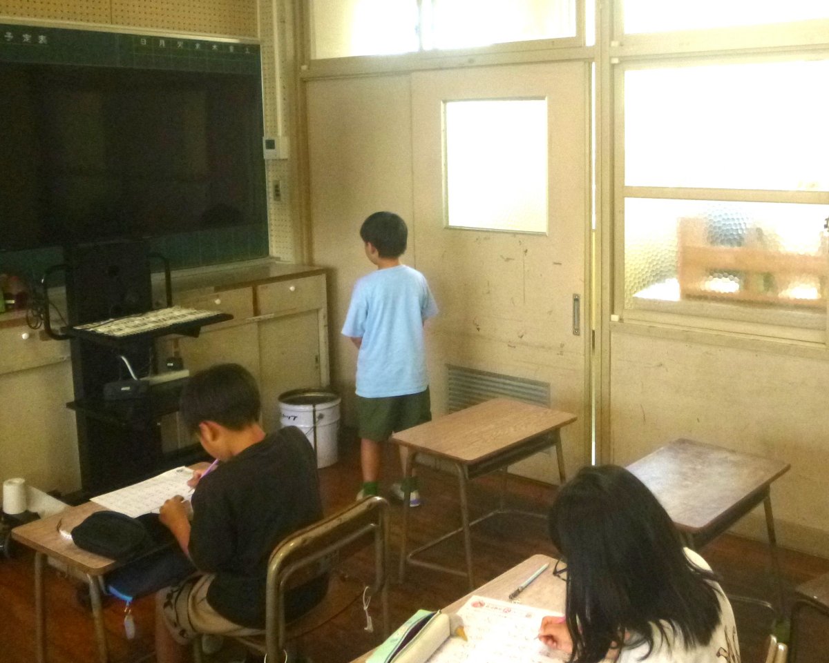 通知表をもらう「次の人」はここで待ちます