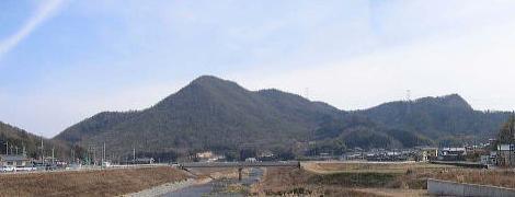 岡崎町より見る角尾山