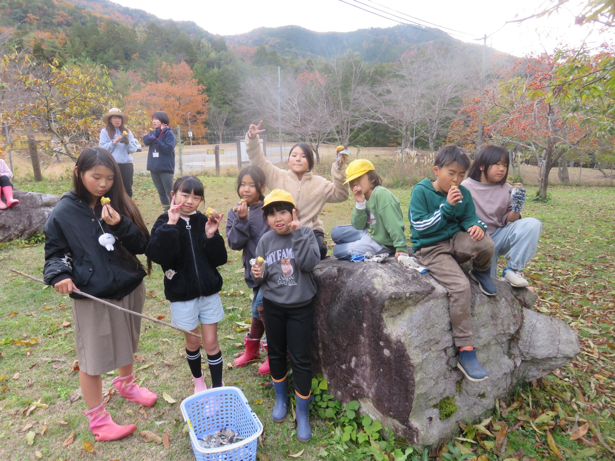 縦割り班ごとに仲良くいただきました