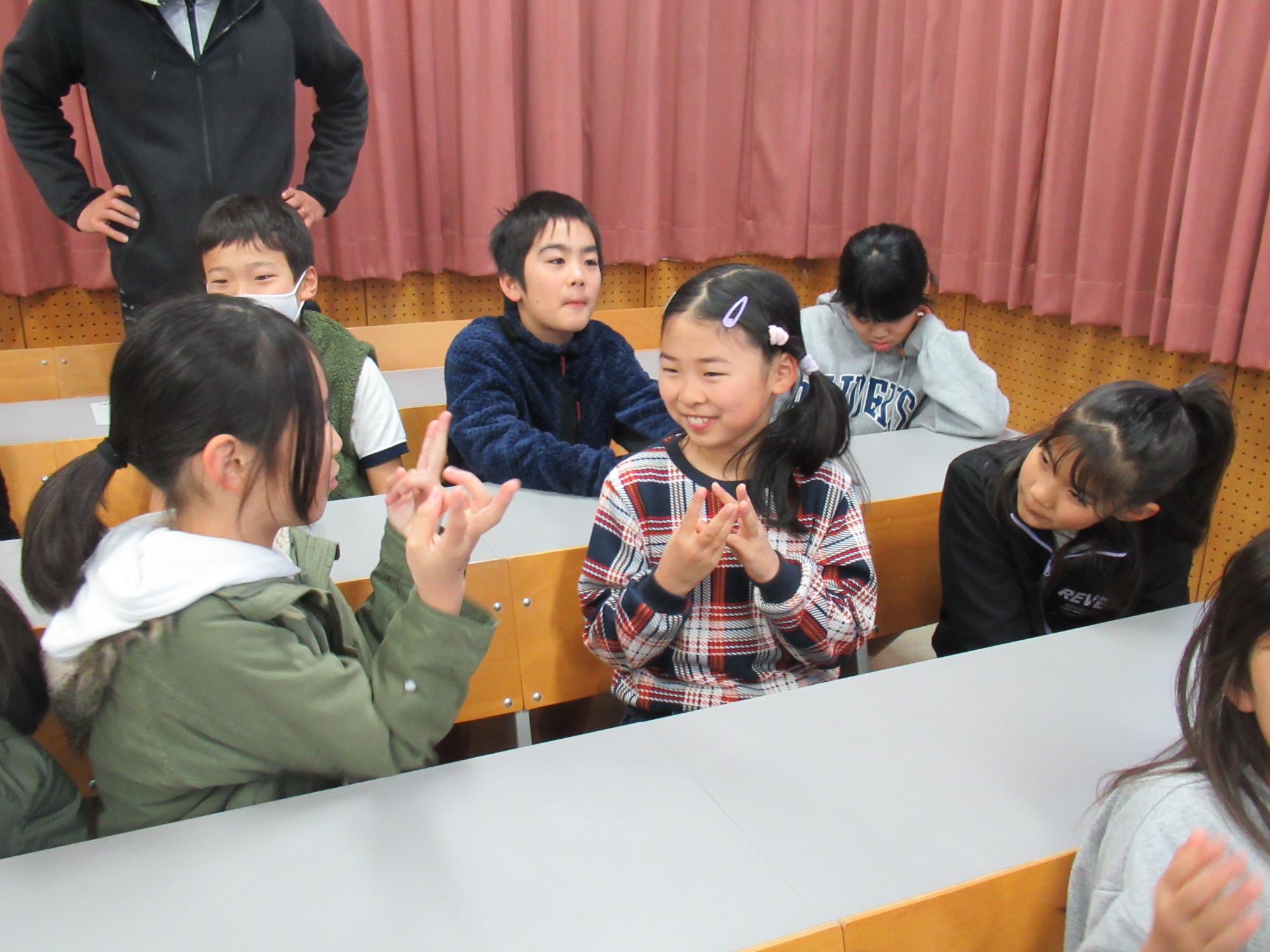 ニコニコと楽しそうに交流をしています