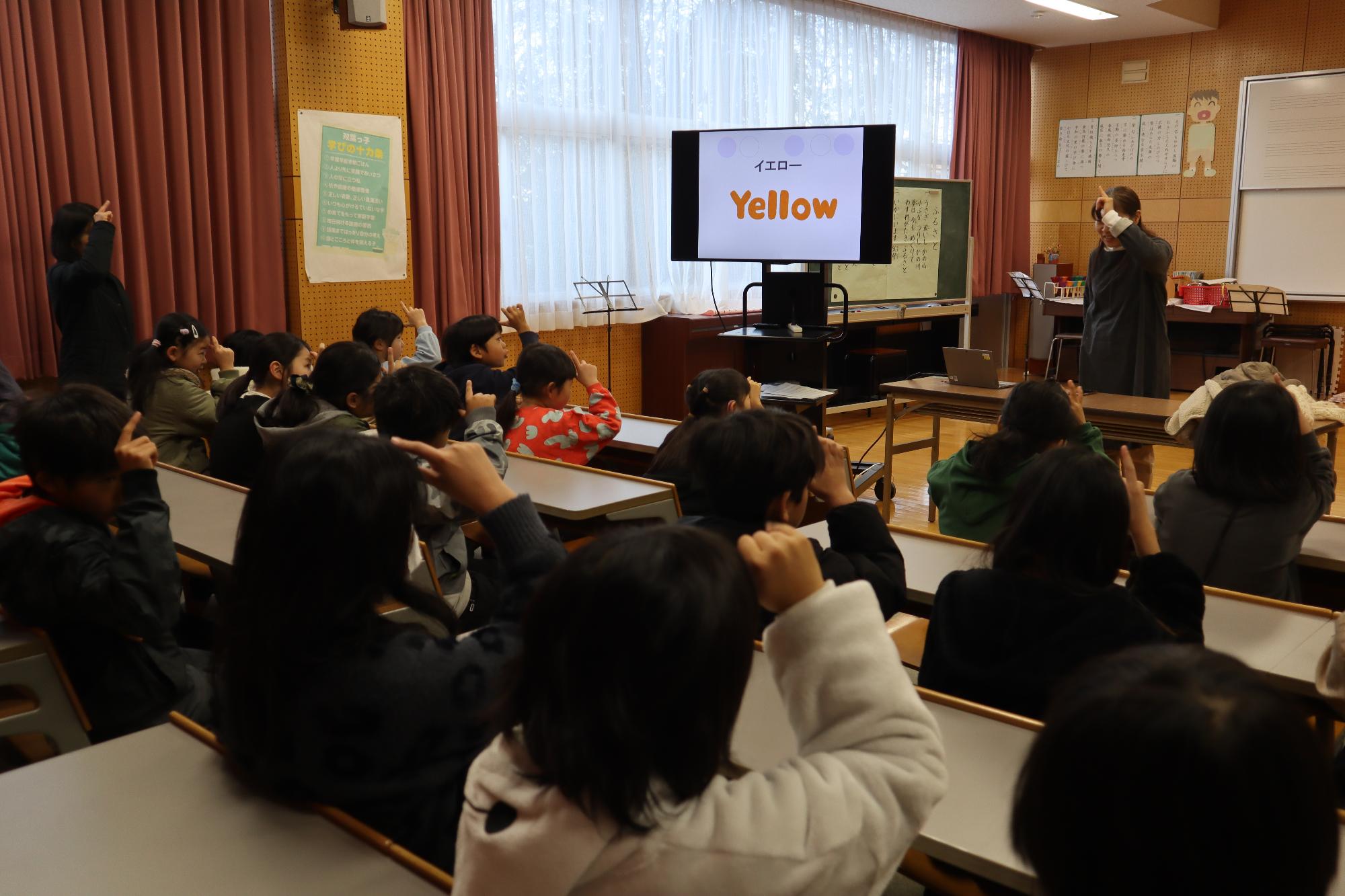 手話を楽しむ子どもたち