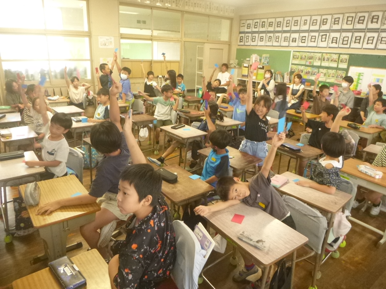 赤か青かークロスロードでカードを挙げています