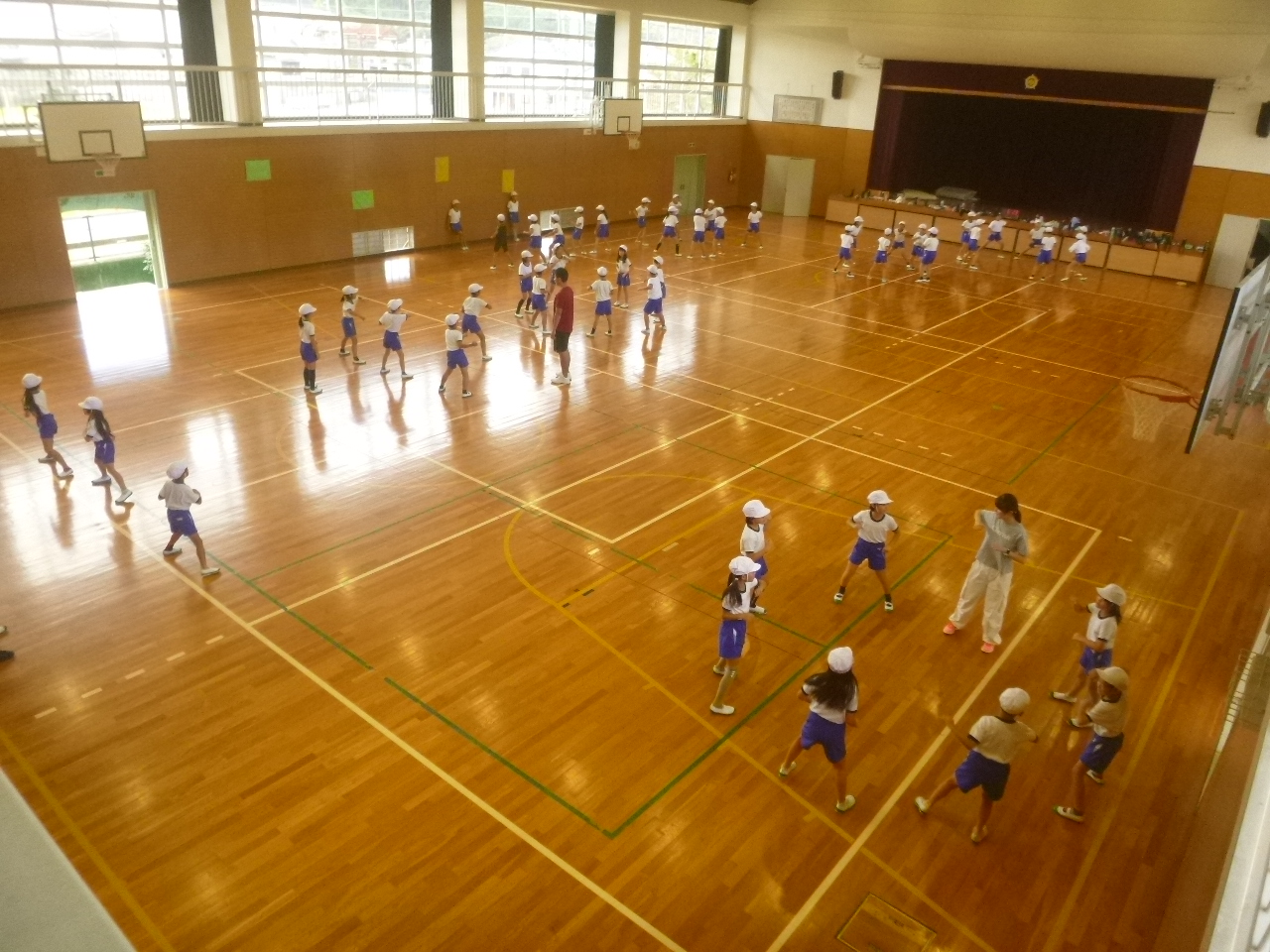 グループに分かれて動きを確かめています