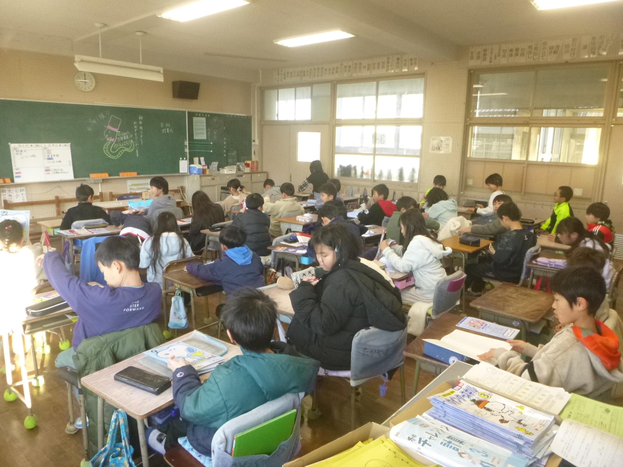 新しいドリルにわくわく？　担任の机には宿題の山！