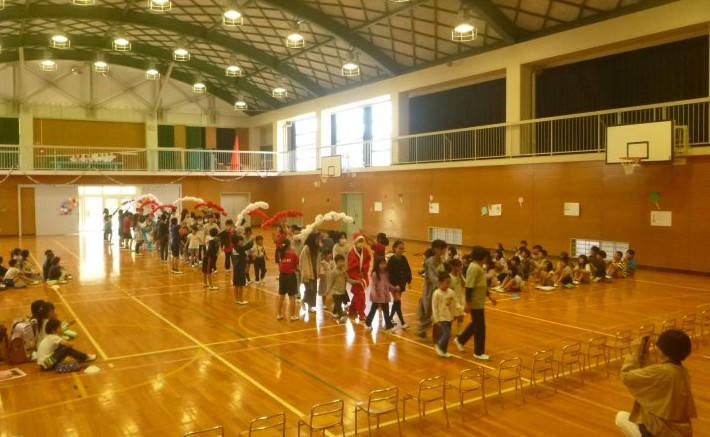 6年生のエスコートで1年生の入場