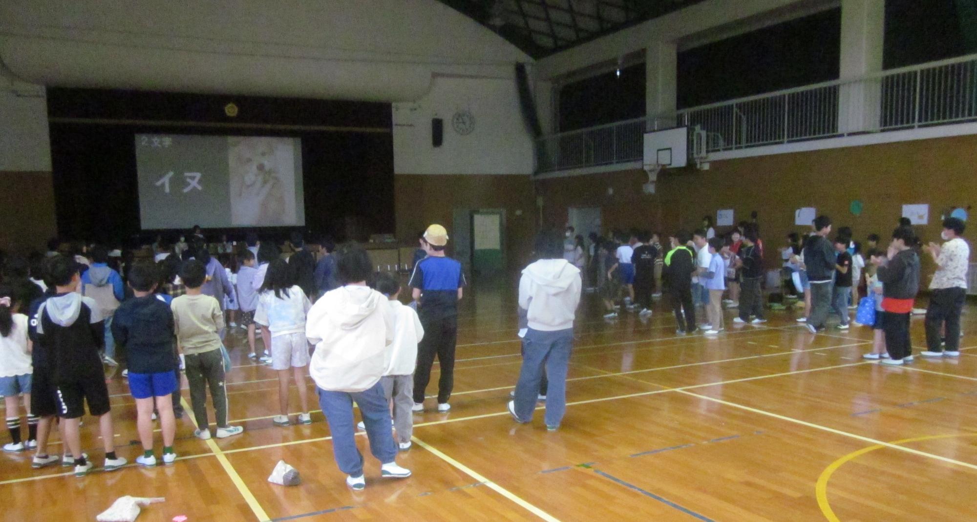 リーダーの「イヌ！」で、2人組をつくって座ります