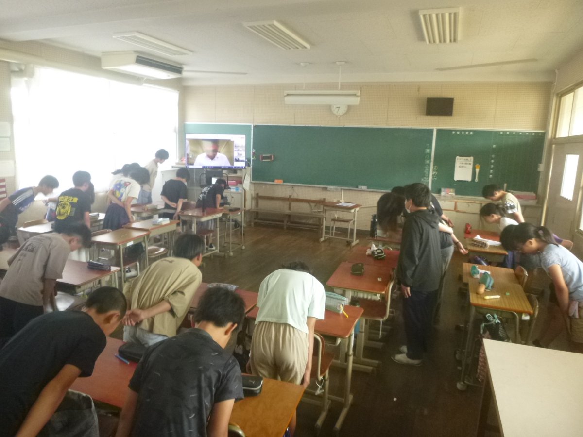 電子黒板からの声にそろえて「礼」