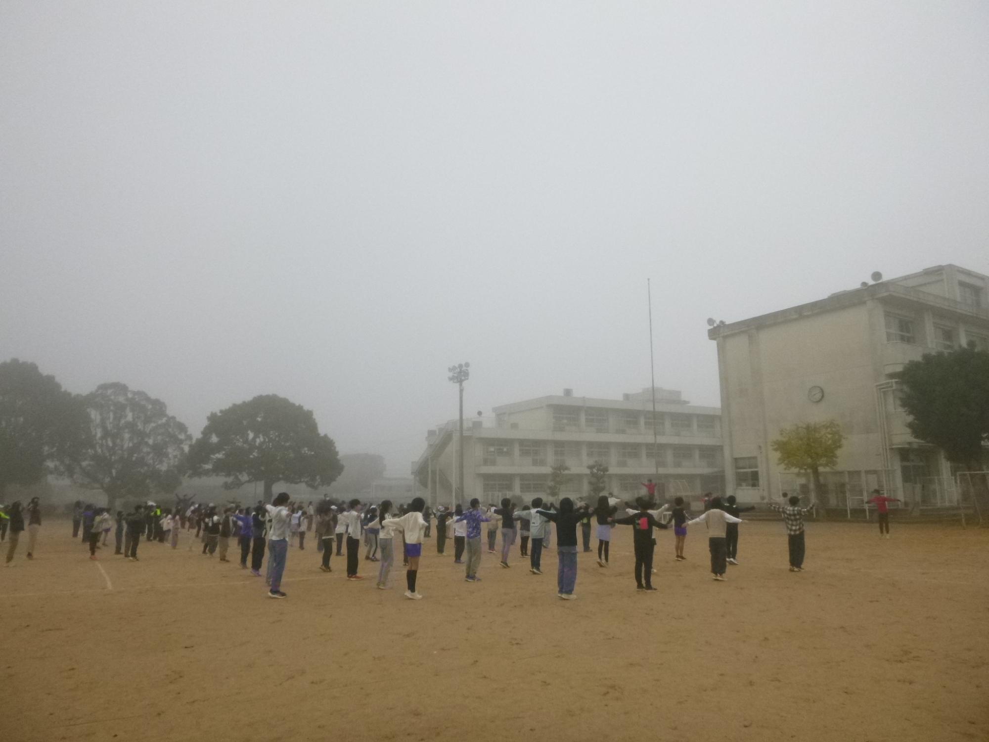 ラジオ体操で体をほぐします