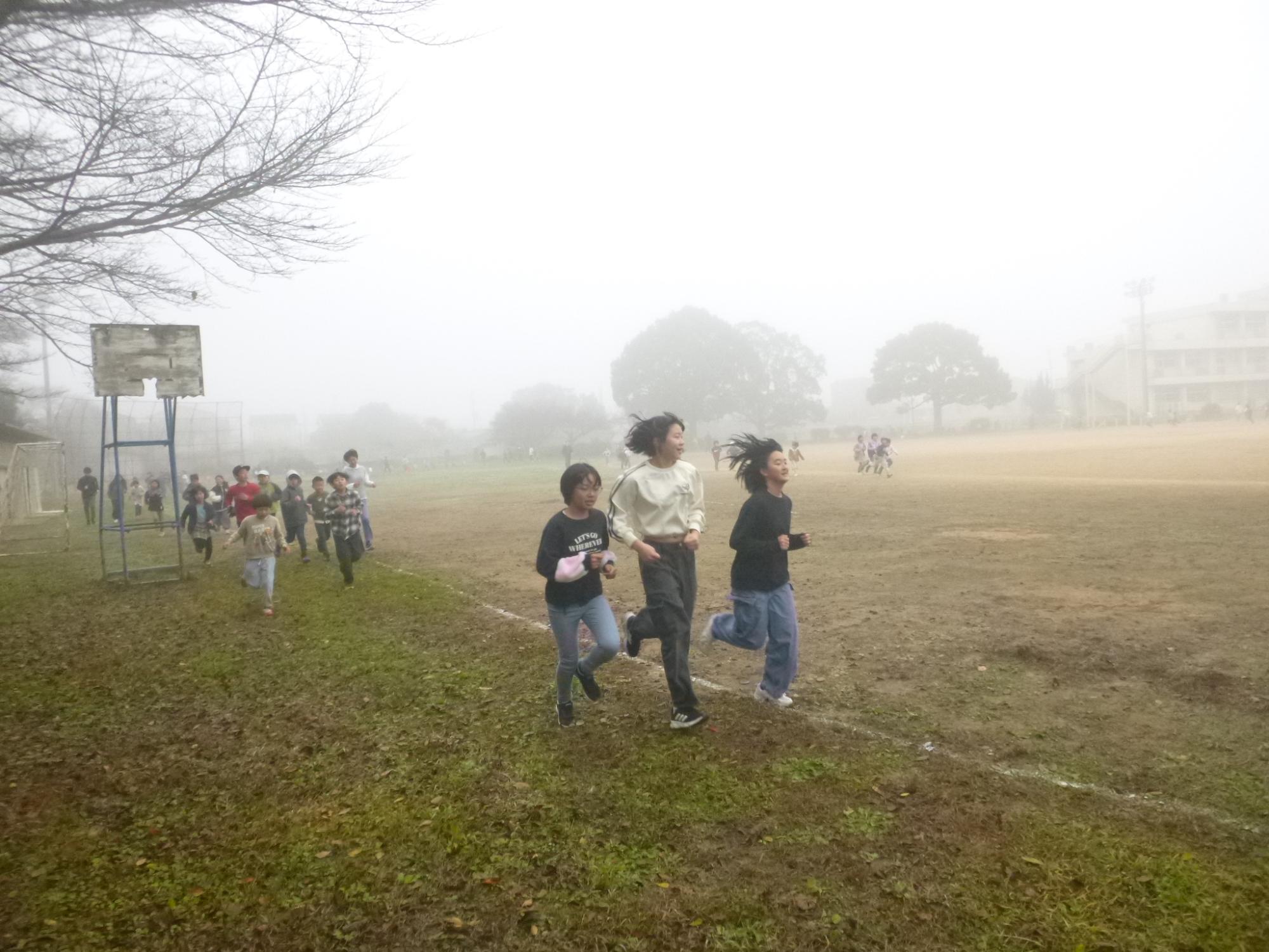 かけ足スタートにぴったりな霧の朝でした