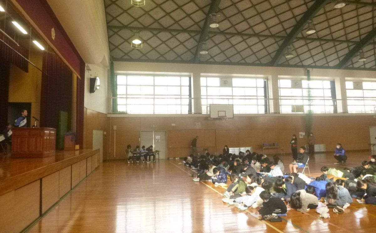 メモを取りながら聞いています