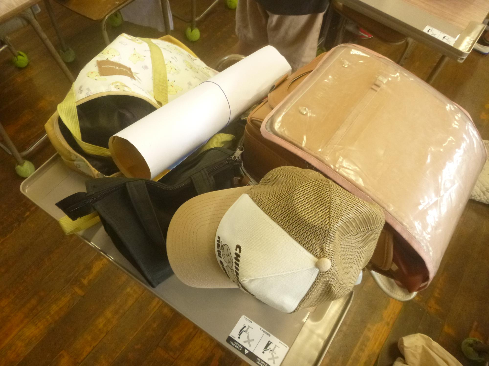 机の上は荷物の山