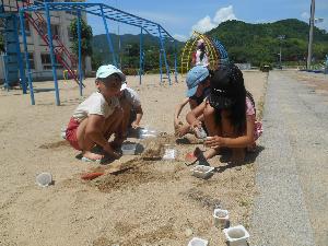 容器を使って土あそび