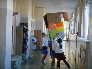 大きなおもちゃを運ぶぞ