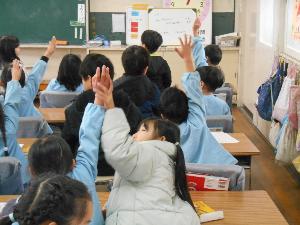 挙手をする園児