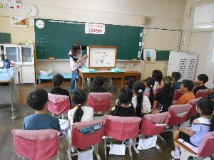 紙芝居を聞く様子