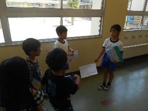 1年生に説明をする2年生