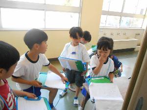 保健室の説明をする2年生