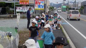 地域を歩いている様子