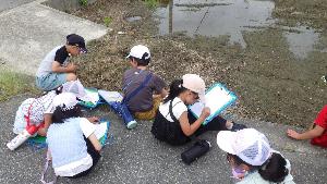 熱心にメモをとり学習している様子