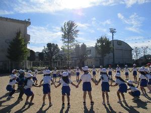 みんなでてをつないでいる様子