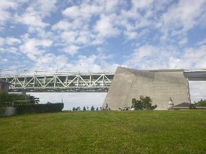 明石海峡大橋の下で
