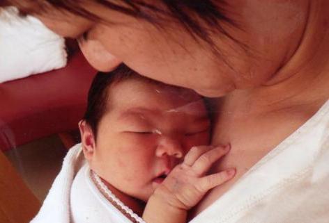お母さんと生まれたばかりの赤ちゃんの写真