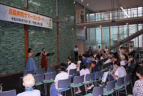 患者がフルート演奏を鑑賞している写真