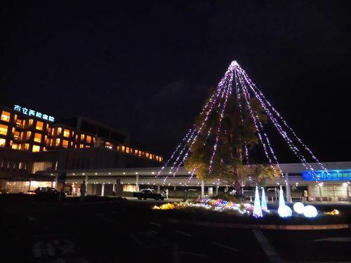 西脇病院を背に輝くイルミネーションの写真