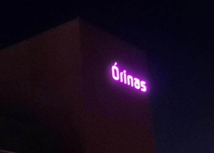 市民交流施設オリナス文字がピンク色になりました