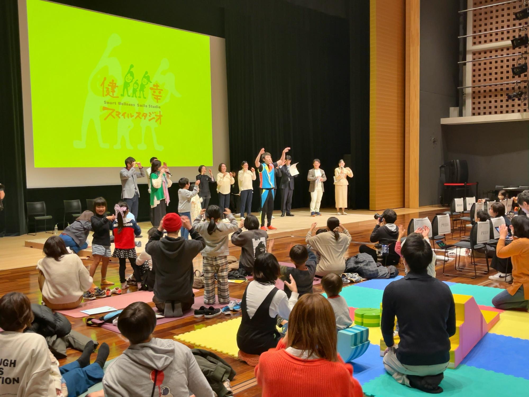 手遊びや体操を交えた講演会