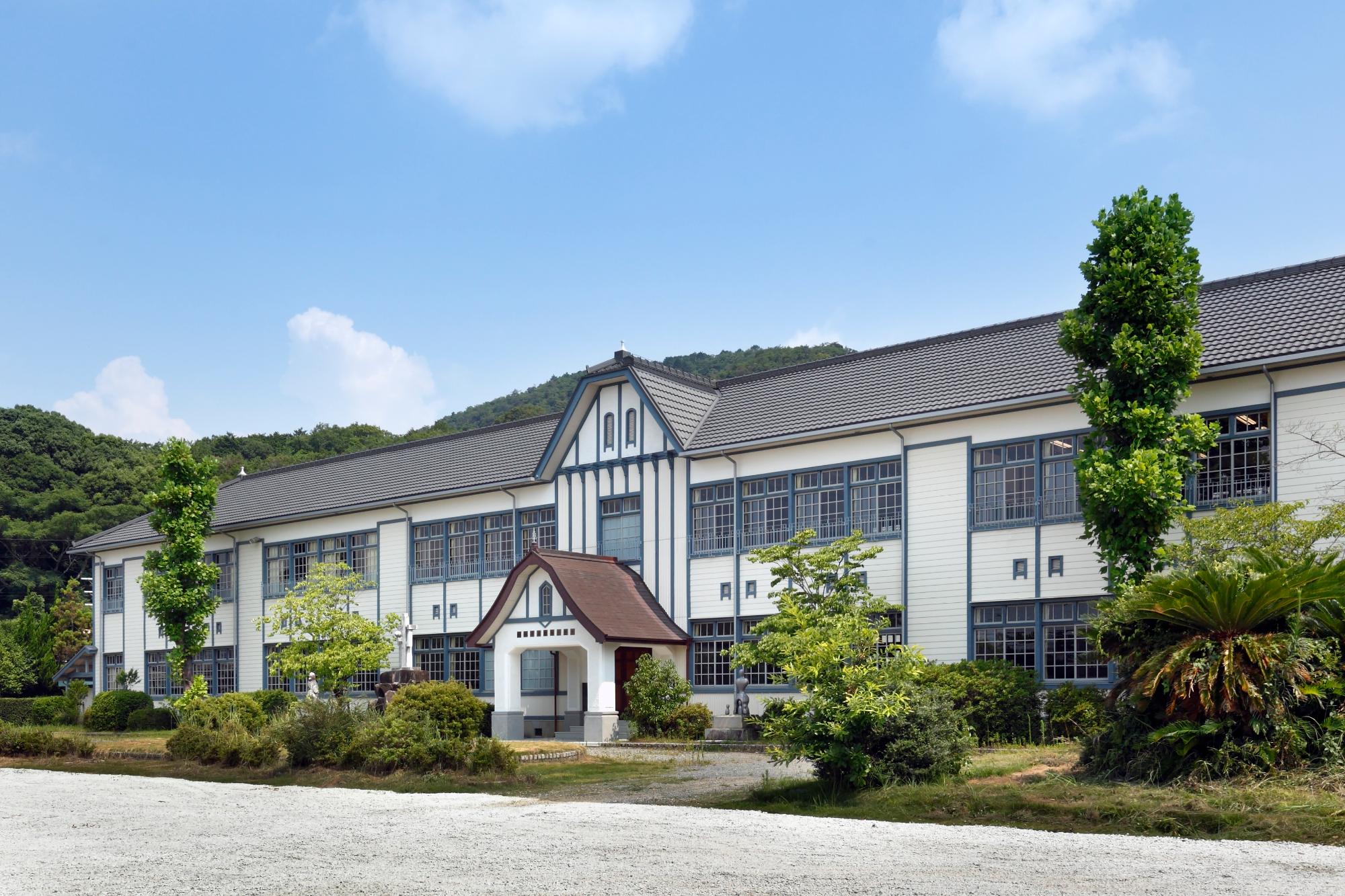 西脇小学校外観（昼）