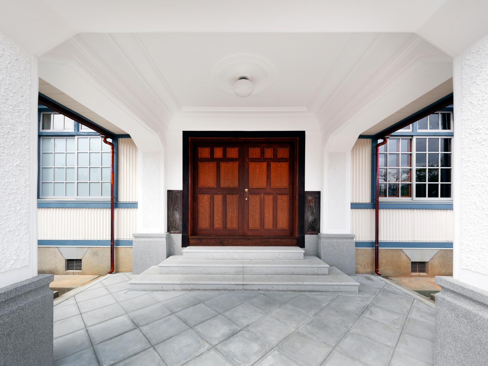 西脇小学校玄関1