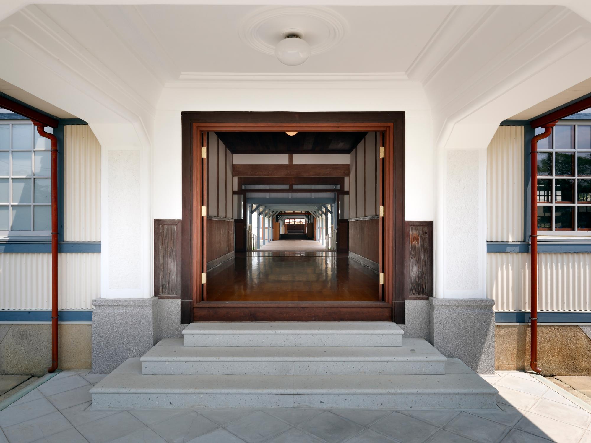 西脇小学校玄関2