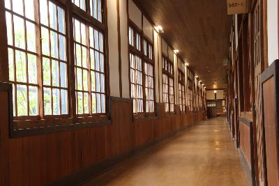 西脇小学校廊下