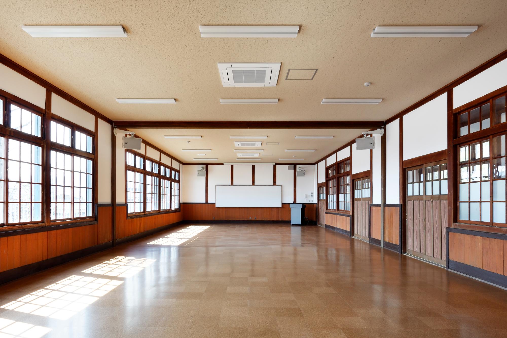 西脇小学校集会ホール1