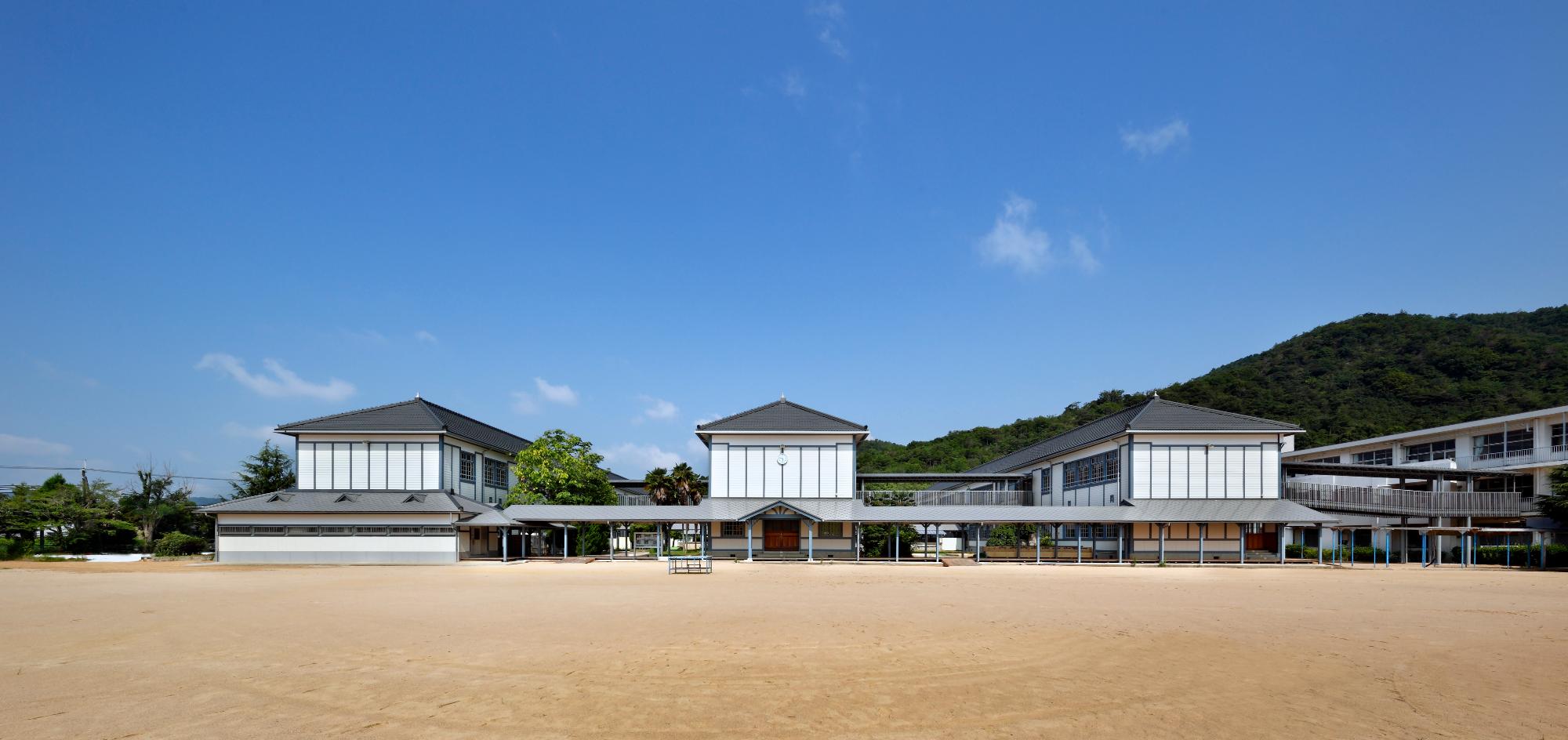 西脇小学校運動場からの外観