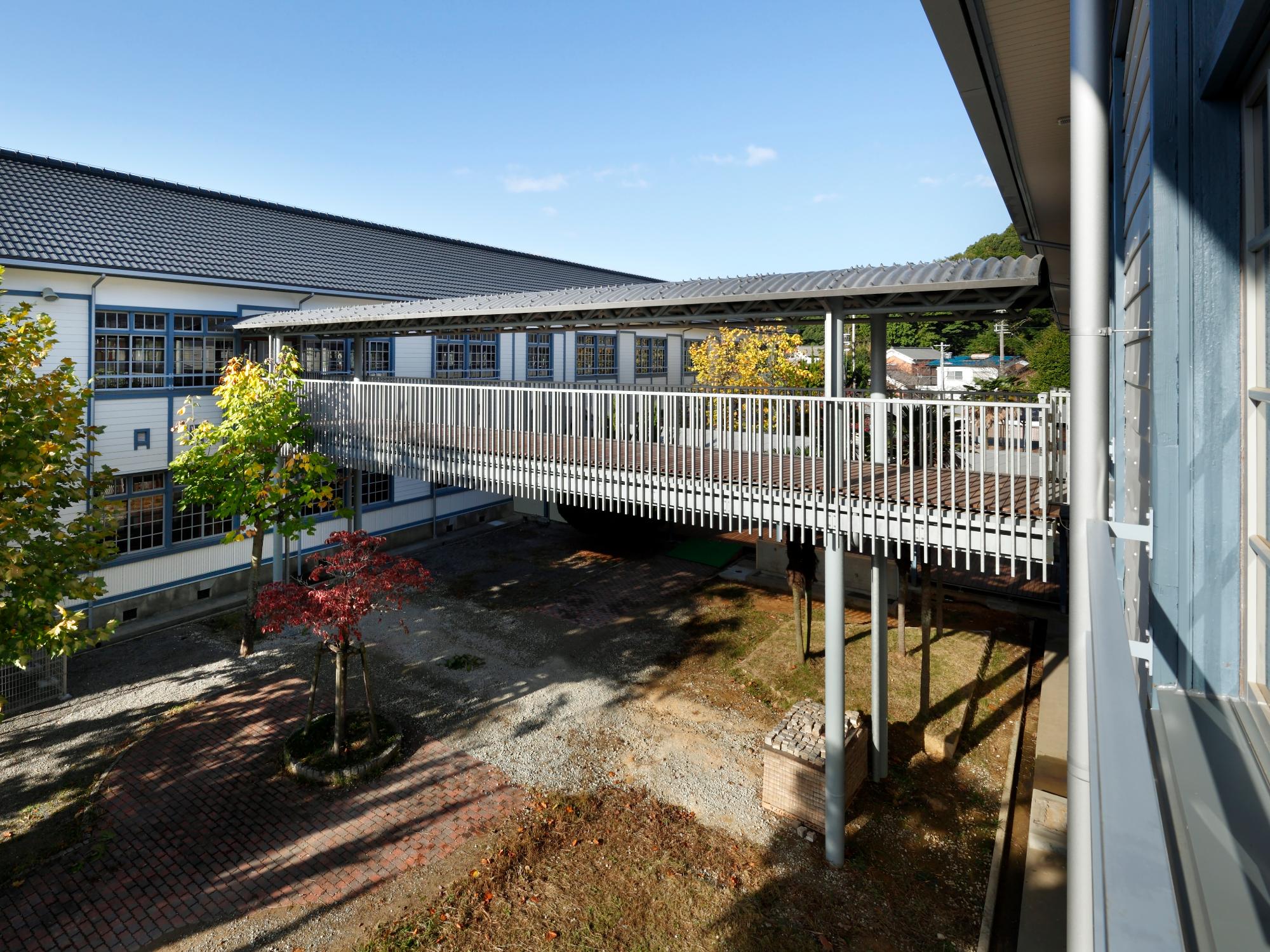 西脇小学校渡り廊下1