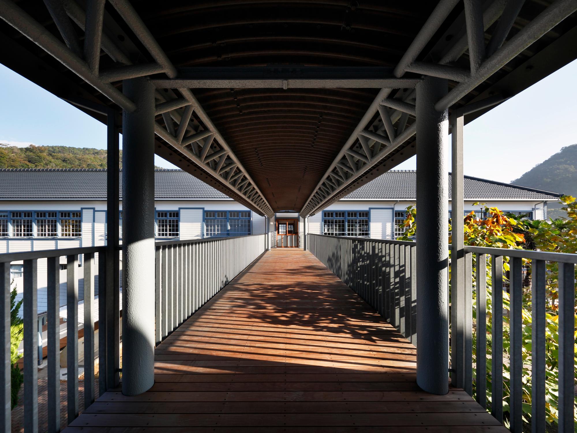 西脇小学校渡り廊下2