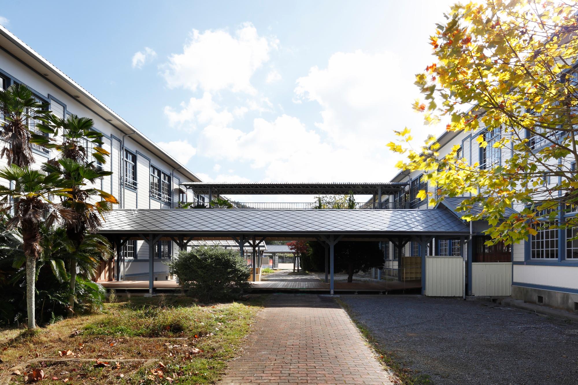 西脇小学校渡り廊下4