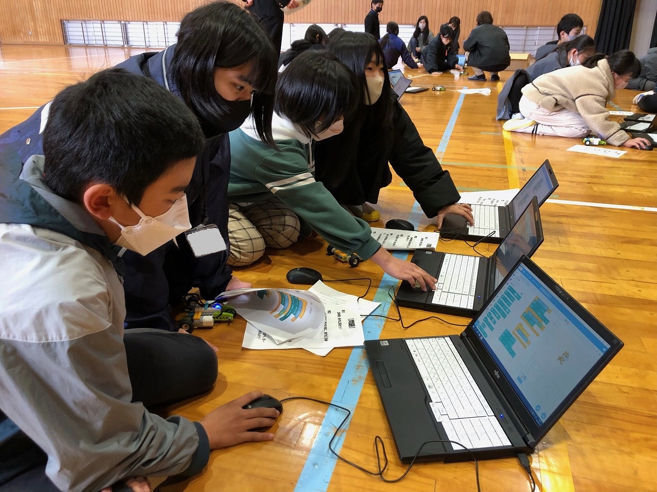 小学生にプログラミングを指導する様子