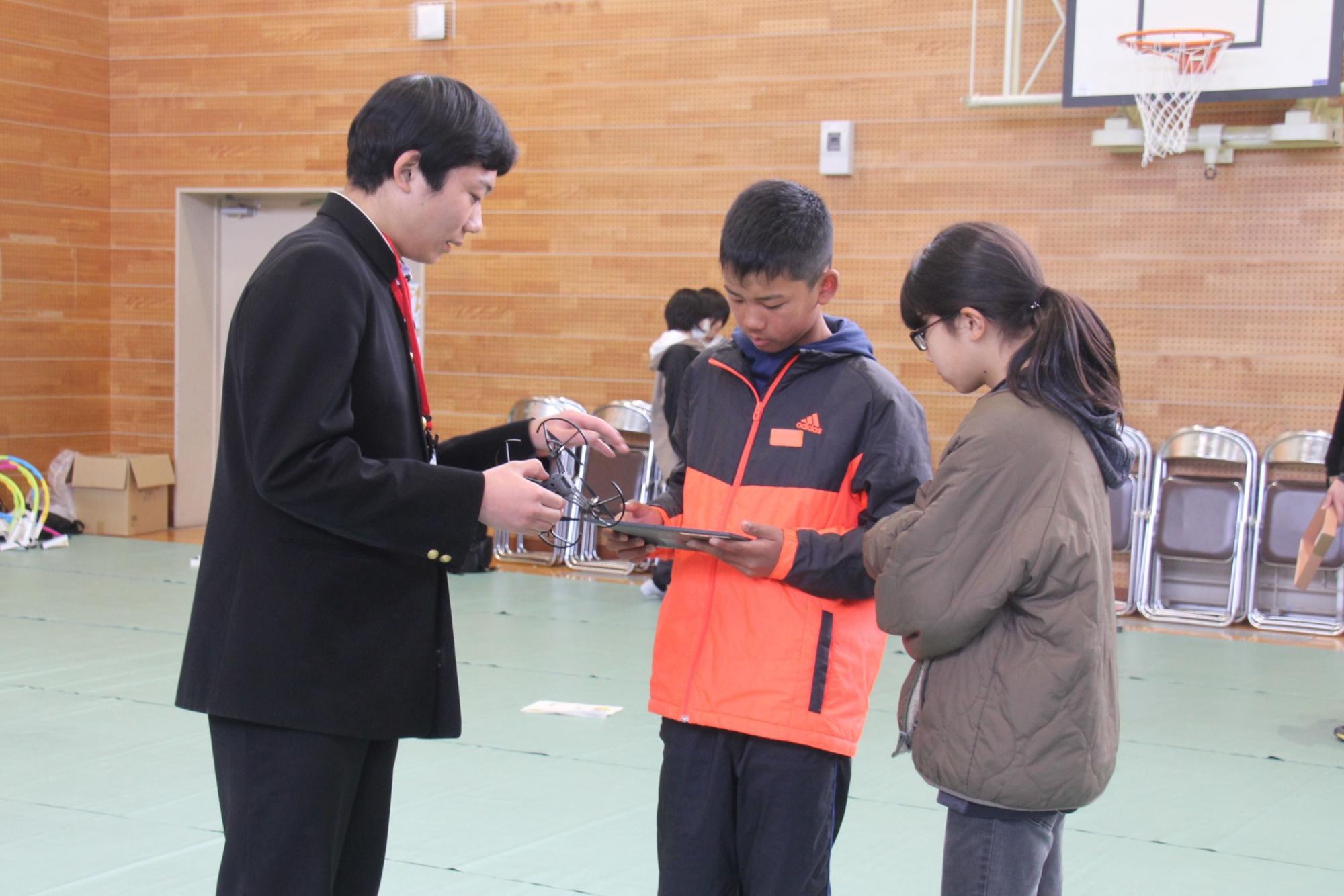 小学生にプログラミングを指導する工業高校生