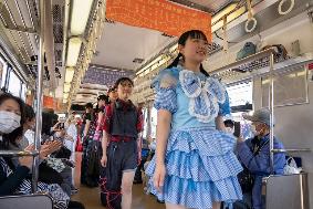 JR加古川線おもてなしトレインでのファッションショーの様子