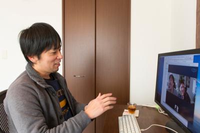 リモートワークをする淳一さん
