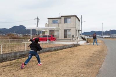 川べりで遊ぶご家族