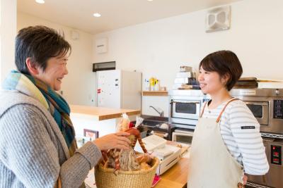 お客さんと談笑する香代子さん